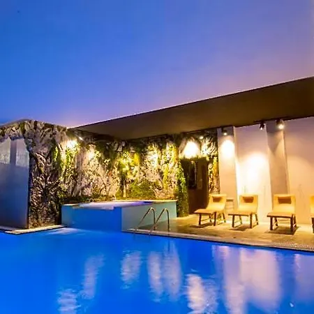 Kocibelli Pool & מלון 4*
